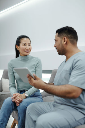 Doctor y paciente conversando durante una consulta médica
