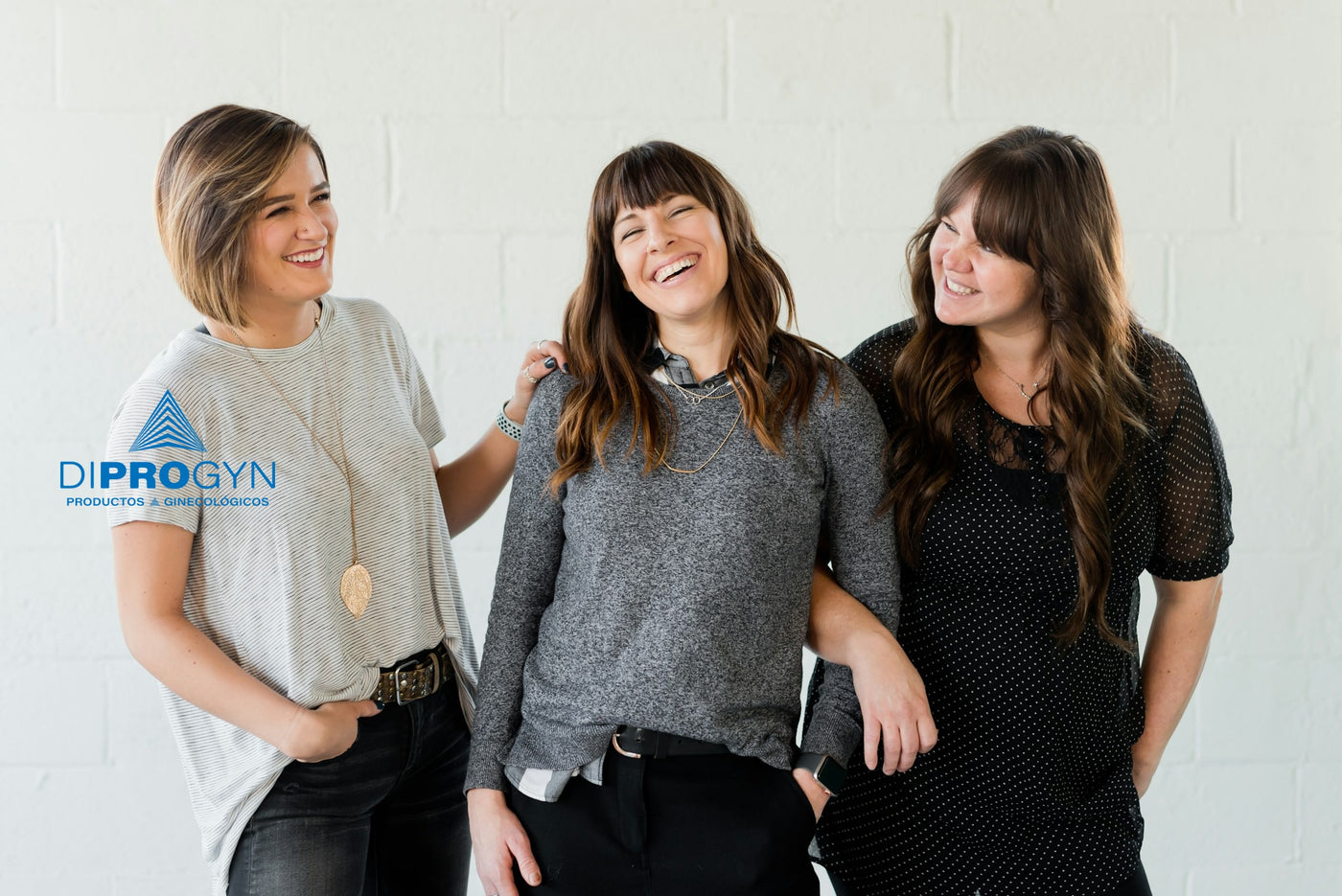 Grupo de mujeres sonriendo con el logotipo de Diprogyn, banner del blog DiproTips